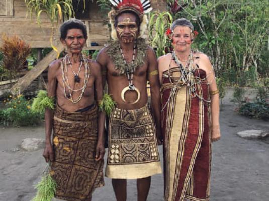 picture of senior Omie artists Lila Warrimo and Didimu Bojugo with curator Joan Winter