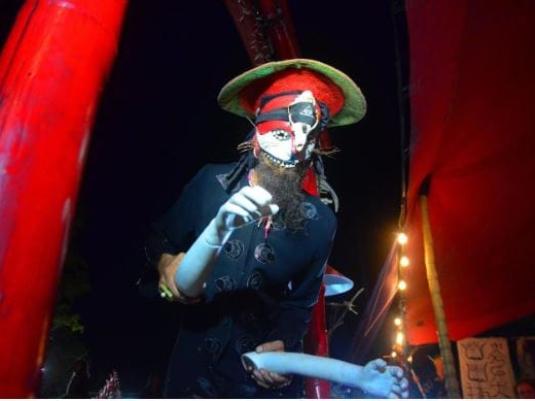 performer  with artificial arms in his hand